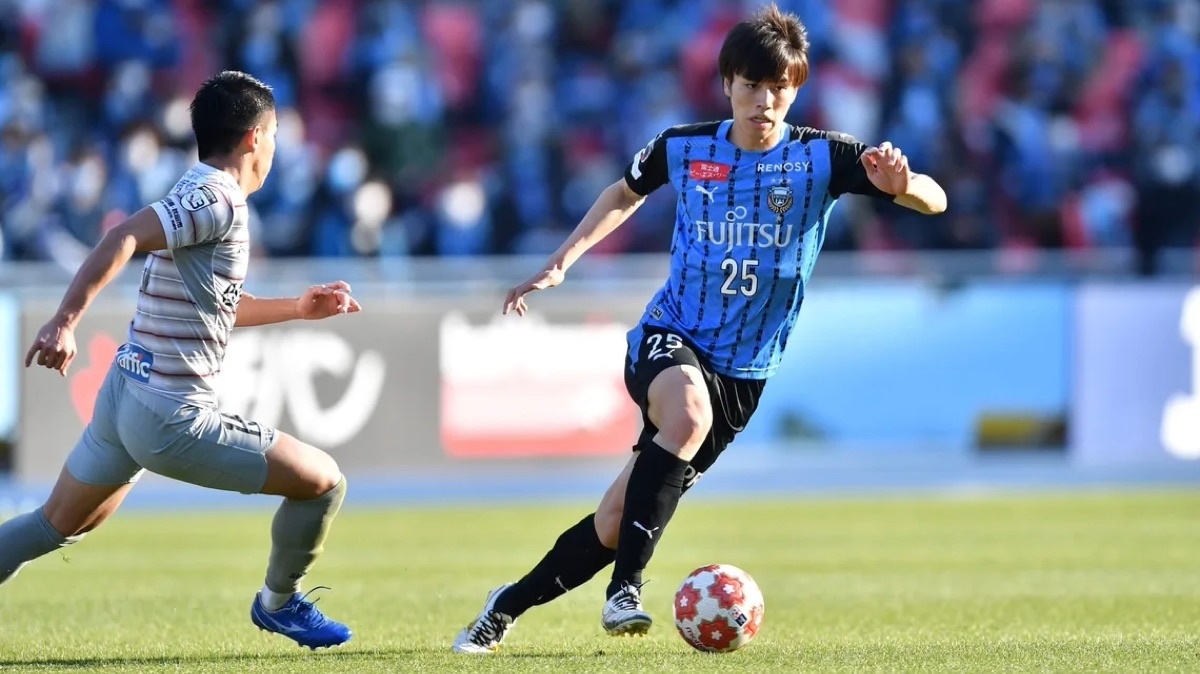 Ao Tanaka striding the pitch for Leeds United